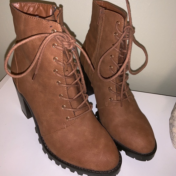 Lace up leather heeled boots - Picture 2 of 6